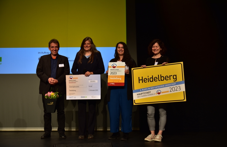 Drei Frauen und ein Mann aus Heidelberg nehmen ihre Urkunden und Auszeichnungen entgegen.